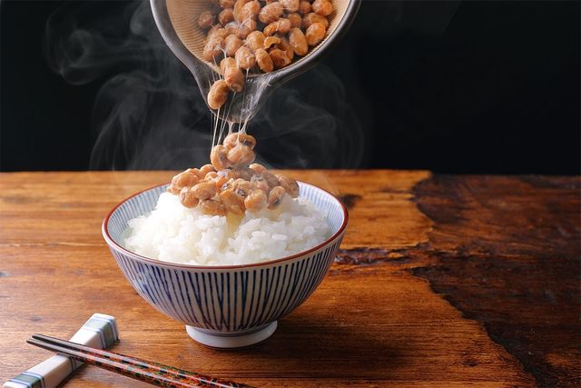 밥 위에 낫토를 올리고 있다. / kazu326-shutterstock.com