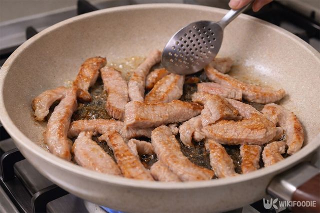 항정살을 지글지글 굽고 있다. / 위키푸디