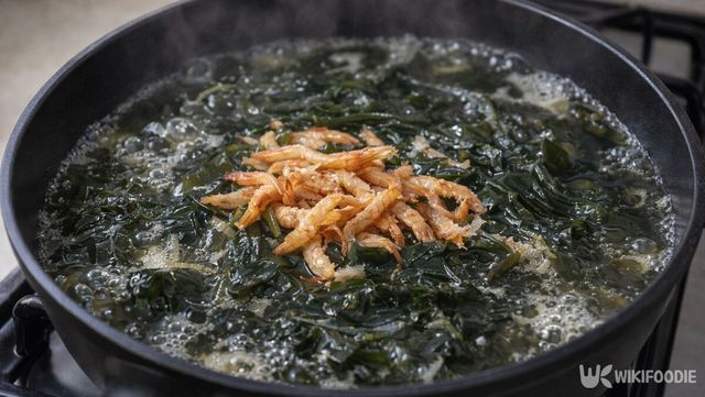 마른 보리새우가 들어간 미역국이 보글보글 끓고 있다. / 위키푸디