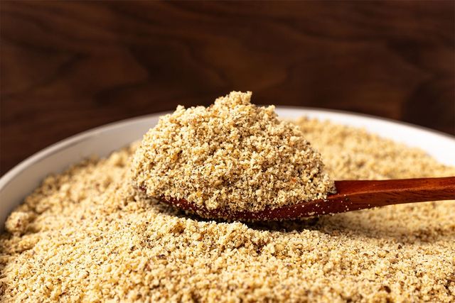 들깻가루를 숟가락으로 한술 뜬 모습이다. / SUNG MIN-shutterstock.com