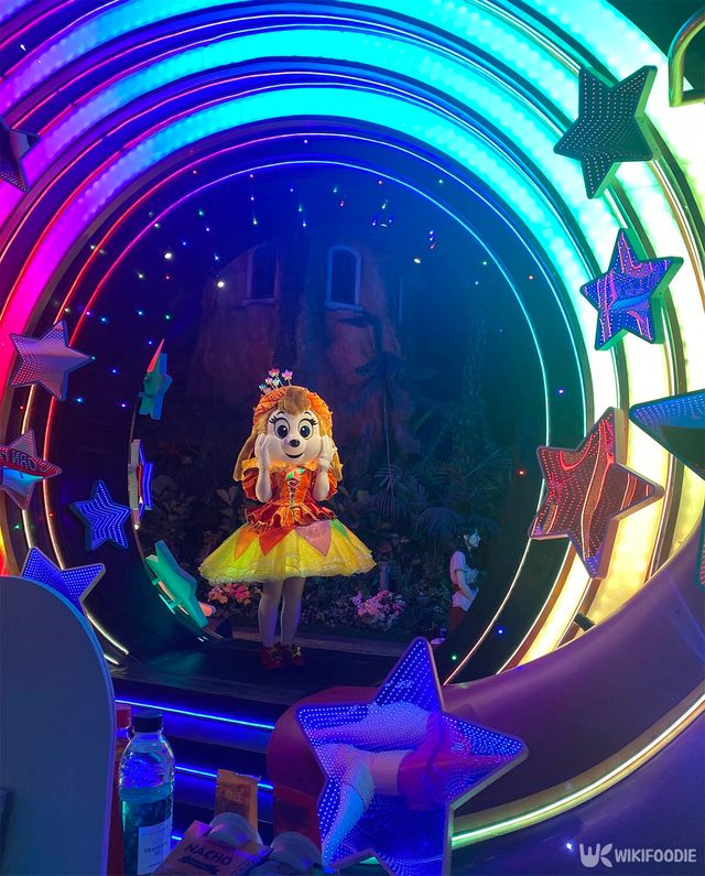 롯데월드 밤 퍼레이드 '월드 오브 라이트'의 모습이다. / 위키푸디