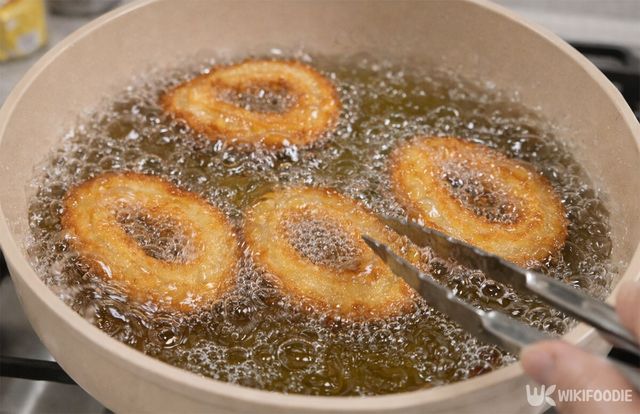 기름에 추로스를 튀기고 있다. / 위키푸디