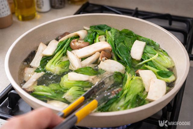 청경채와 새송이 버섯을 데치고 있다. / 위키푸디