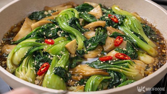 완성된 청경채 버섯 볶음이 프라이팬에 담겨 있다. / 위키푸디