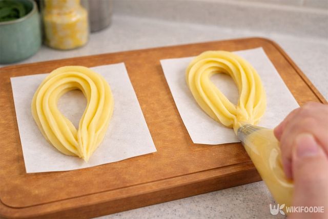 반죽으로 추로스 모양을 만들고 있다. / 위키푸디