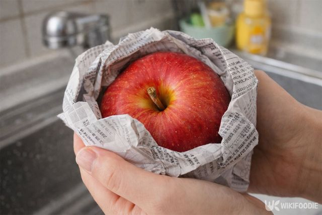 사과를 신문지로 감싸고 있다. / 위키푸디