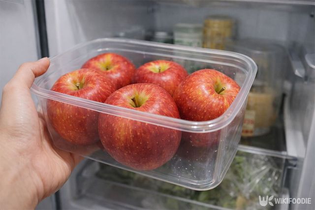 사과를 플라스틱 용기에 담아 냉장고에 넣고 있다. / 위키푸디