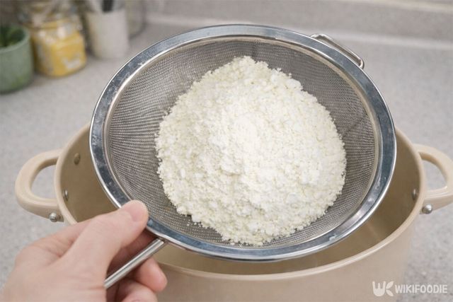 냄비에 박력분을 넣고 있다. / 위키푸디