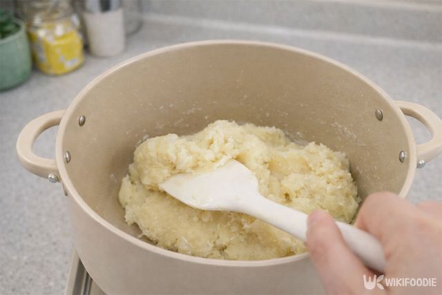 냄비에서 반죽을 섞고 있다. / 위키푸디