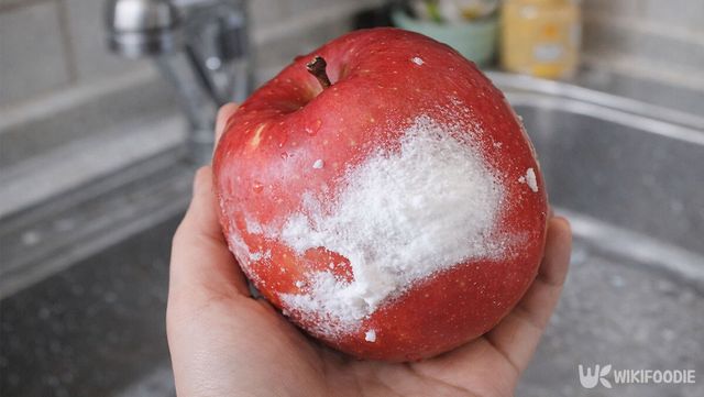 사과에 베이킹소다를 묻힌 모습이다. / 위키푸디