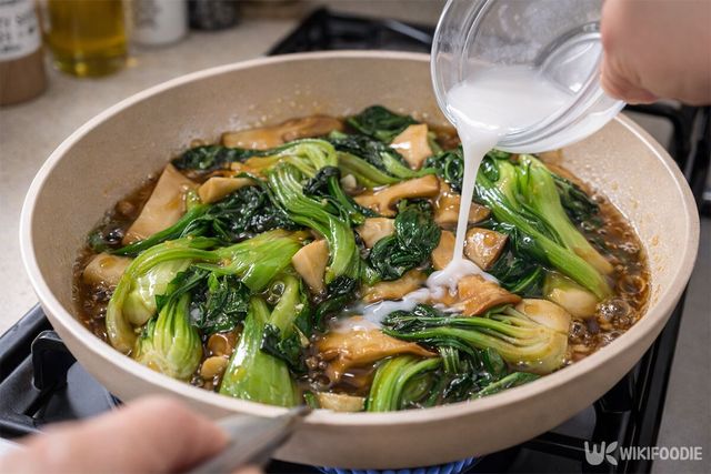 전분물을 넣고 있다. / 위키푸디