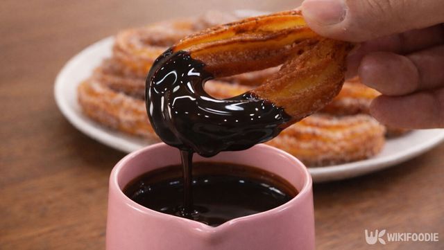 추로스를 초콜릿 퐁뒤에 찍고 있다. / 위키푸디