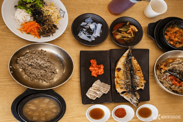 보리밥 정식 자료 사진. / 위키푸디