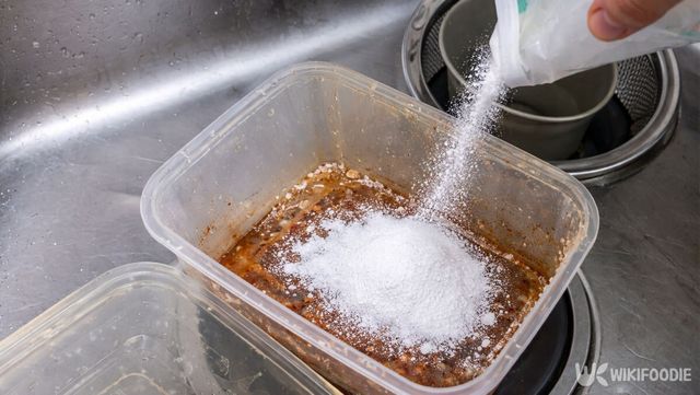 김치통에 과탄산소다를 붓고 있다. / 위키푸디