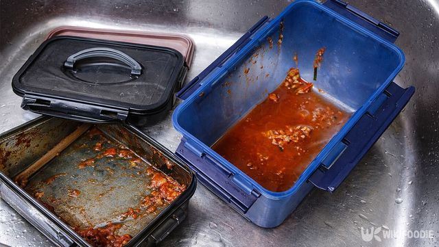 싱크대에 설거지할 김치통이 담겨 있다. / 위키푸디