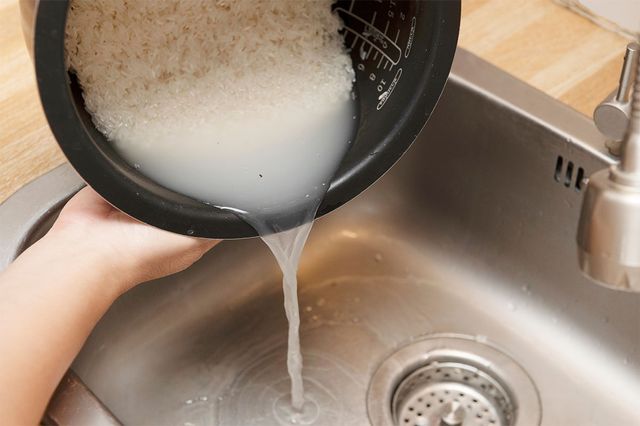 쌀뜨물을 따르고 있다. / lamairock-shutterstock.com