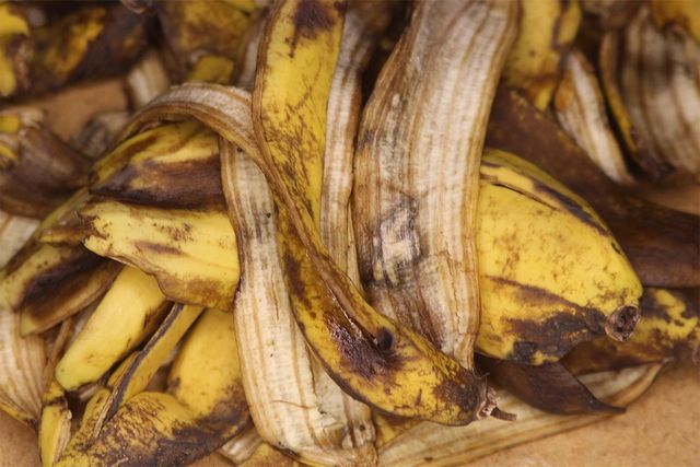 바나나 껍질이 한데 놓여 있다. / Oualiid-shutterstock.com