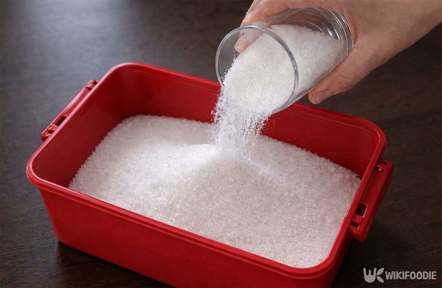 김치통에 설탕을 붓고 있다. / 위키푸디