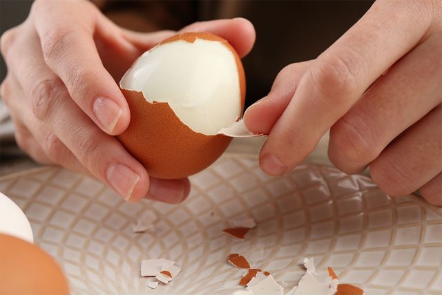 달걀 껍질을 까고 있다. / New Africa-shutterstock.com