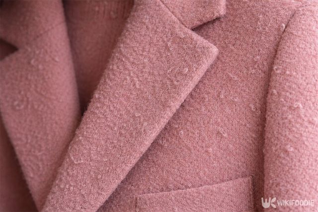 코트에 보풀이 생긴 모습이다. / 위키푸디