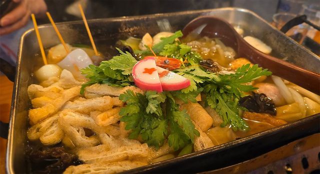 식탁에 어묵탕이 놓여 있다. / jc an-shutterstock.com