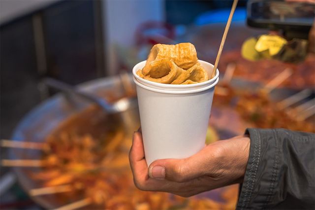 포장마차에서 어묵을 종이컵에 담아 들고있는 모습이다. / Jacktamrong-shutterstock.com