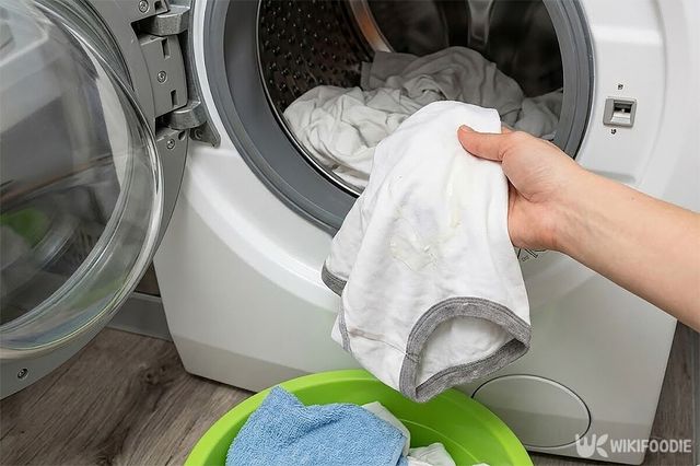 세탁기에 흰옷을 넣고 있다. / 위키푸디