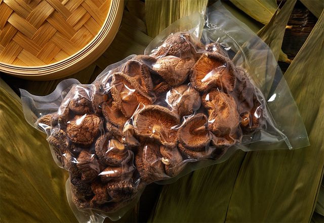 진공으로 포장된 표고버섯이 놓여 있다. / lunamarina-shutterstock.com