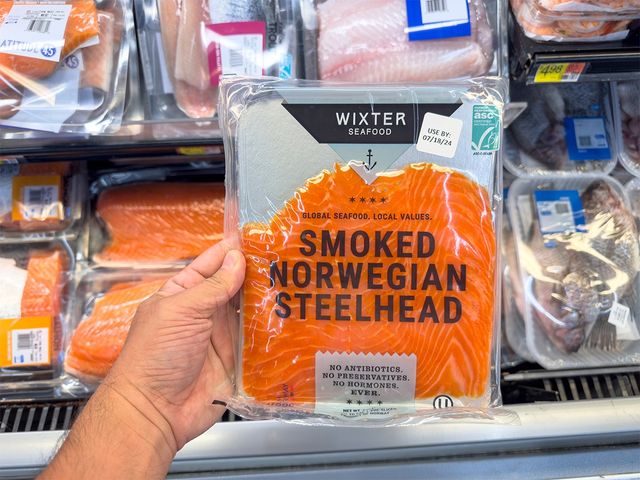 마트에 훈제 연어가 판매되고 있다. / The Image Party-shutterstock.com