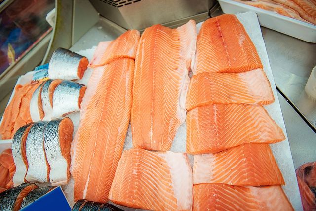 손질된 연어와 연어 필레가 진열되어 있다. / nata-lunata-shutterstock.com