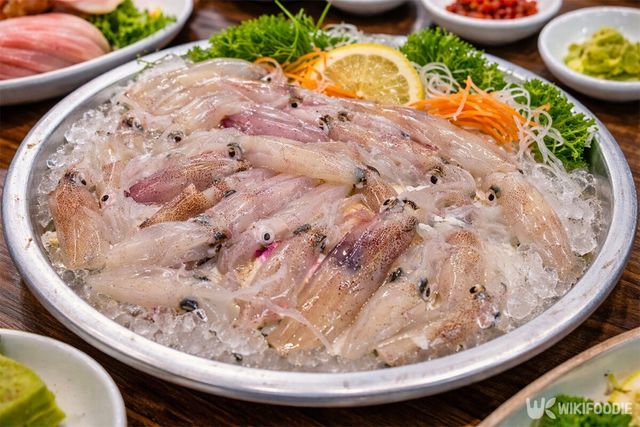 횟집 식탁에 호래기 회가 놓여 있다. / 위키푸디