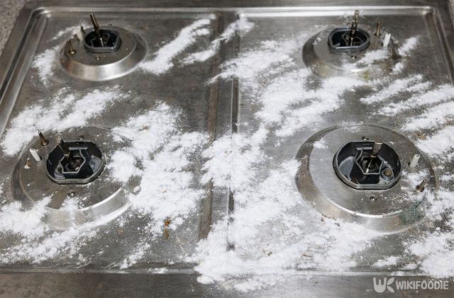 가스레인지 부품을 제거한 뒤 베이킹소다를 바른 모습이다. / 위키푸디