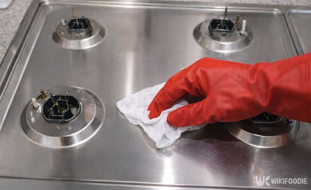 전자레인지 표면에 광택제를 바르고 있다. / 위키푸디