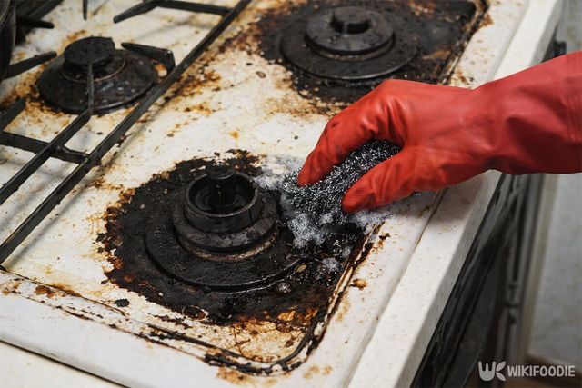 가스레인지 기름때를 철 수세미로 닦고 있다. / 위키푸디