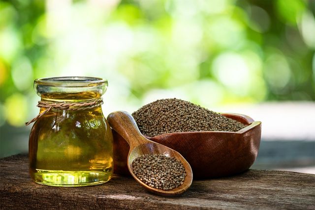 들깨와 들기름이 나란히 놓여 있다. / wasanajai-shutterstock.com