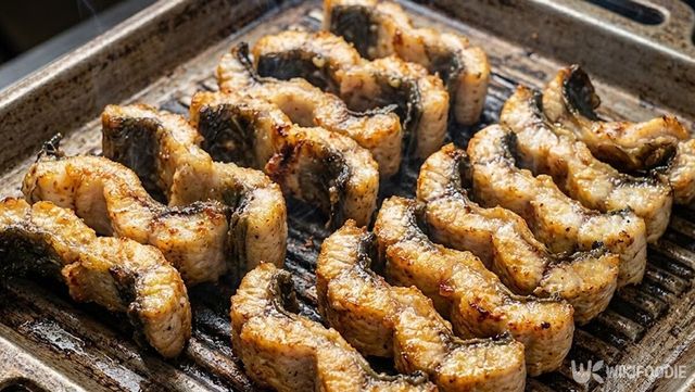 장어가 팬에 구워지고 있다. / 위키푸디