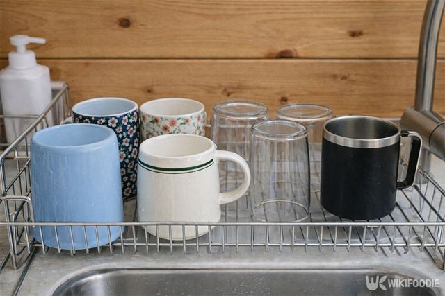 건조대에서 입구가 위를 향하게 컵들을 보관하고 있다. / 위키푸디