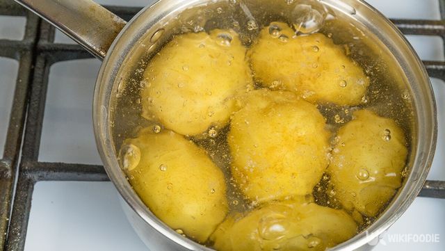 냄비에 껍질을 벗긴 감자를 물에 넣고 삶고있다. / CSMaster-shutterstock.com