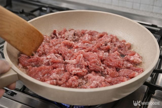 프라이팬에서 소고기를 볶고 있다. / 위키푸디