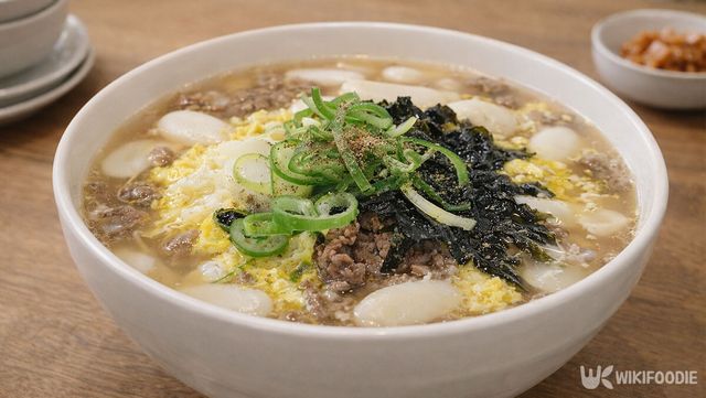 완성된 소고기 떡국이 그릇에 담겨 있다. / 위키푸디