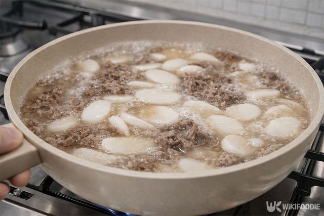 국물에 액젓을 넣고 끓이고 있다. / 위키푸디