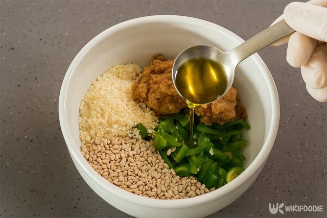 주먹밥 위에 올릴 된장마요 소스를 만들고 있다. / 위키푸디