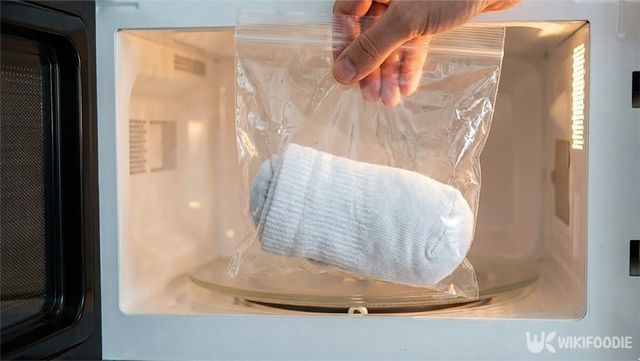 흰 양말을 비닐봉지에 넣어 전자레인지에 넣고 있다. / 위키푸디