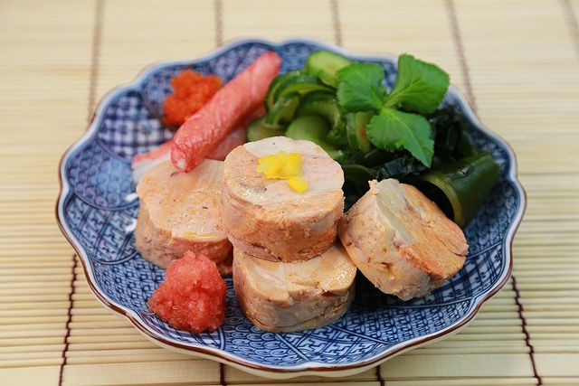 아귀 간(애)으로 만든 요리가 접시에 담겨 있다. 아귀 간은 맛과 영양이 뛰어나 고급 요리로 많이 사용된다. / hiroamano-shutterstock.com