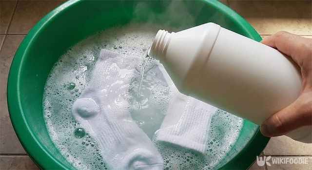 흰 양말이 담긴 뜨거운 물에 과탄산소다를 붓고 있다. / 위키푸디&nbsp;