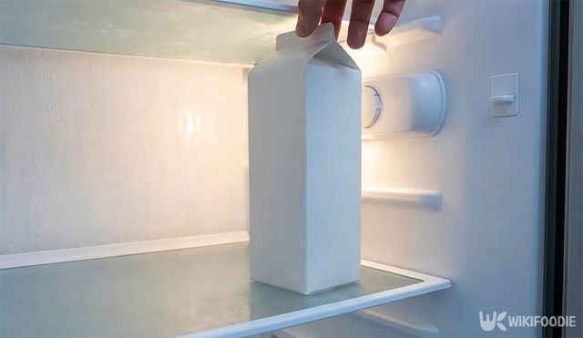 우유를 냉장고에 넣고 있다. / 위키푸디