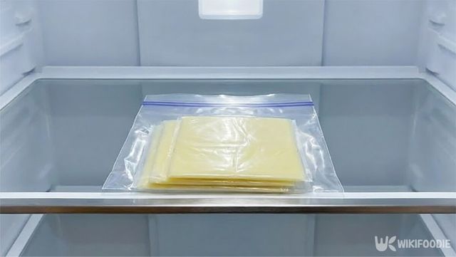 슬라이스 치즈를 지퍼백에 담아 냉장 보관을 하고 있다. / 위키푸디