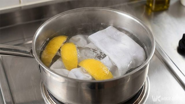 흰 양말과 레몬을 냄비에 넣어 끓이고 있다. / 위키푸디