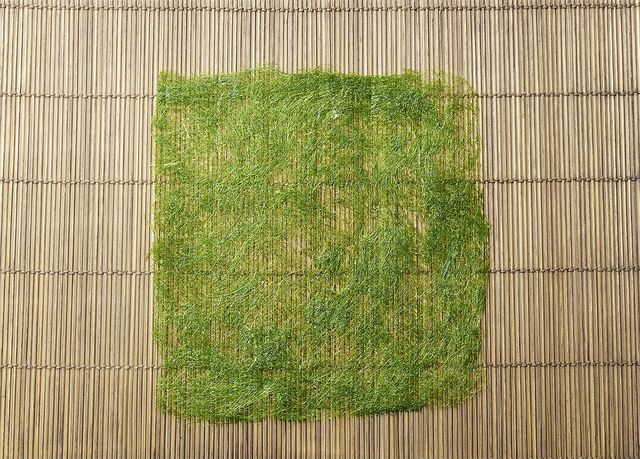 감태가 김밥 발에 올려져 있다. / Stock for you-shutterstock.com