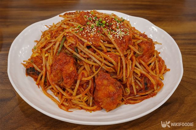 마산에서 유래된 아귀찜이 접시에 먹음직스럽게 담겨 있다. / 위키푸디